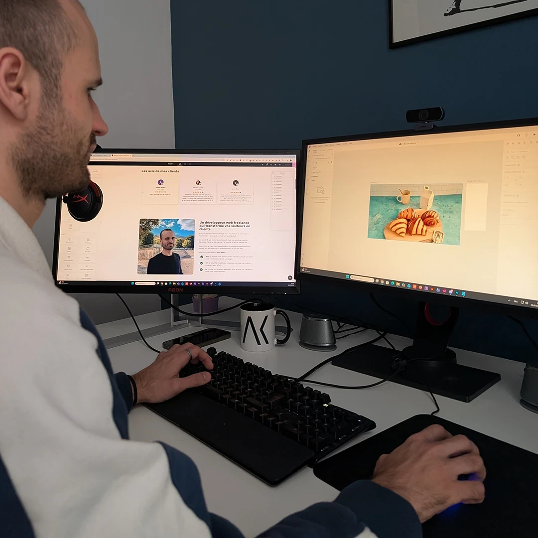 Antoine Koe, développeur web freelance, à son bureau devant ses écrans