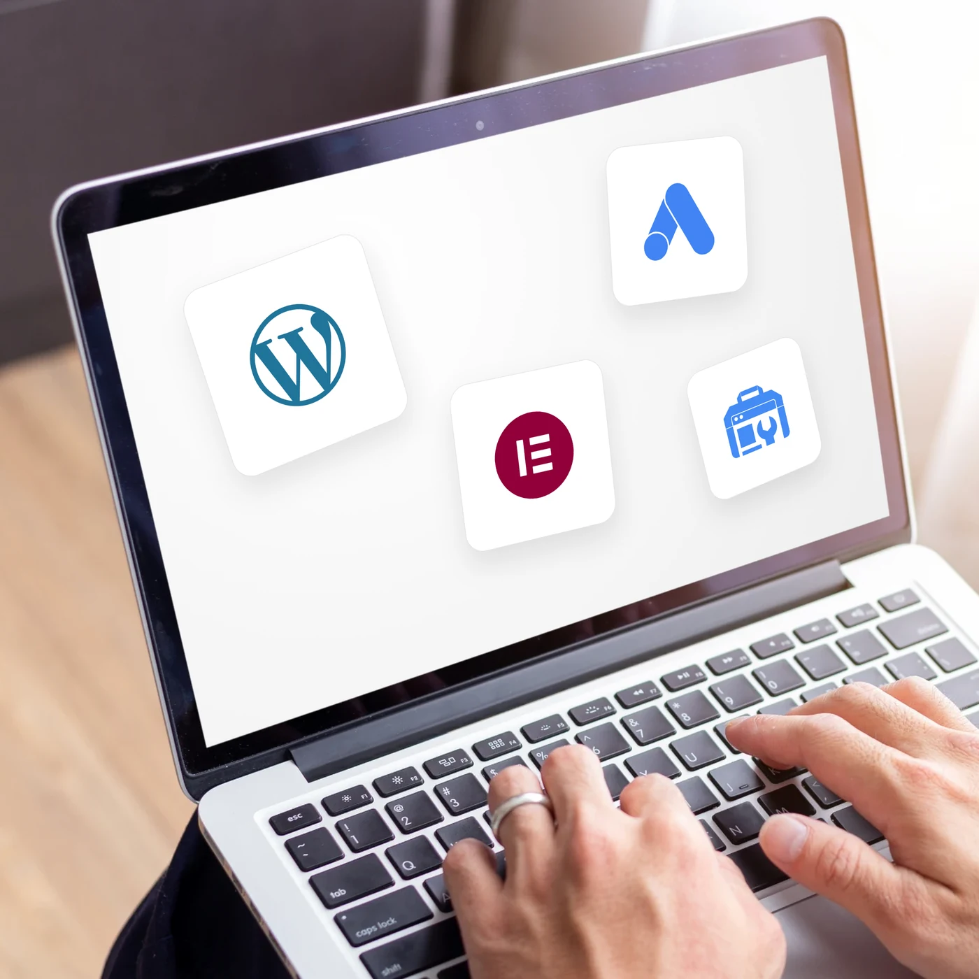 Les outils d'Antoine Koe, WordPress, Elementor, Google Ads, Search Console et Hostinger, sur un ordinateur portable
