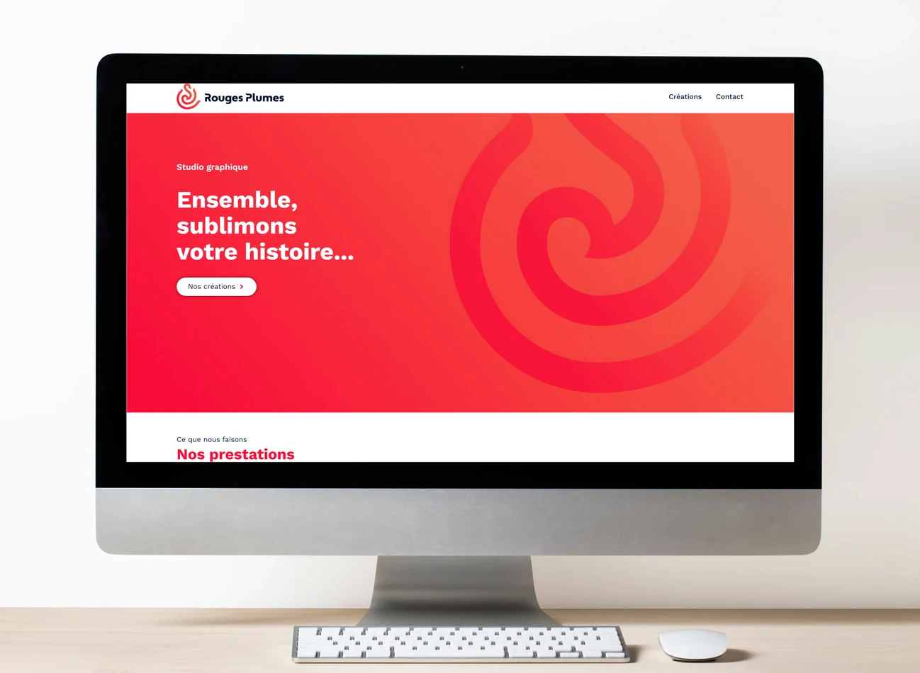 Site internet Rouges Plumes présenté sur un écran